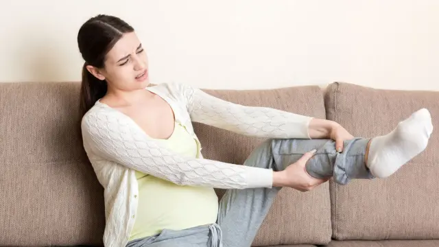 Piernas cansadas e hinchadas: causas, síntomas y cómo aliviarlas de verdad