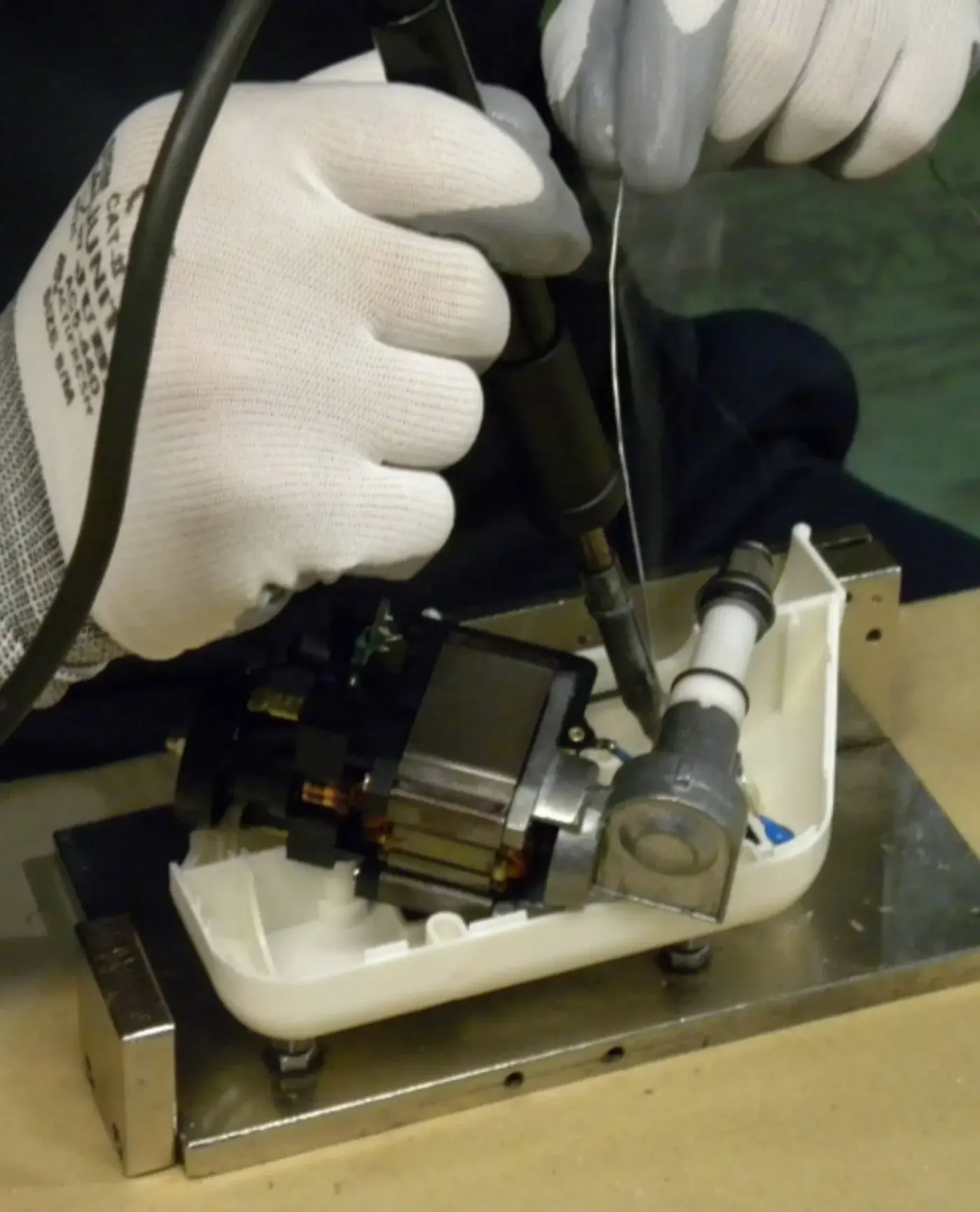 Montaje a mano del motor de un Masster Plus en nuestro taller